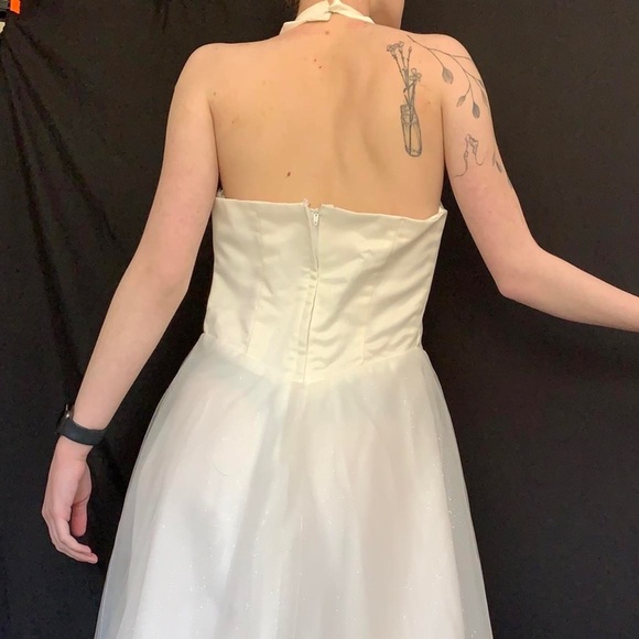 White vintage tulle wedding dress with golden straw floral appliqué - Picture 4 of 4